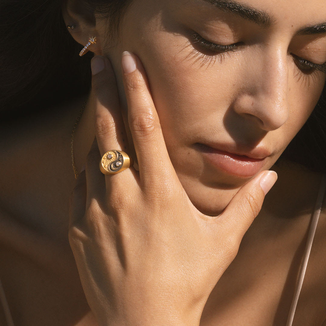 Embrace Gratitude and Protection: Guided by the Moon and the Light of Citrine